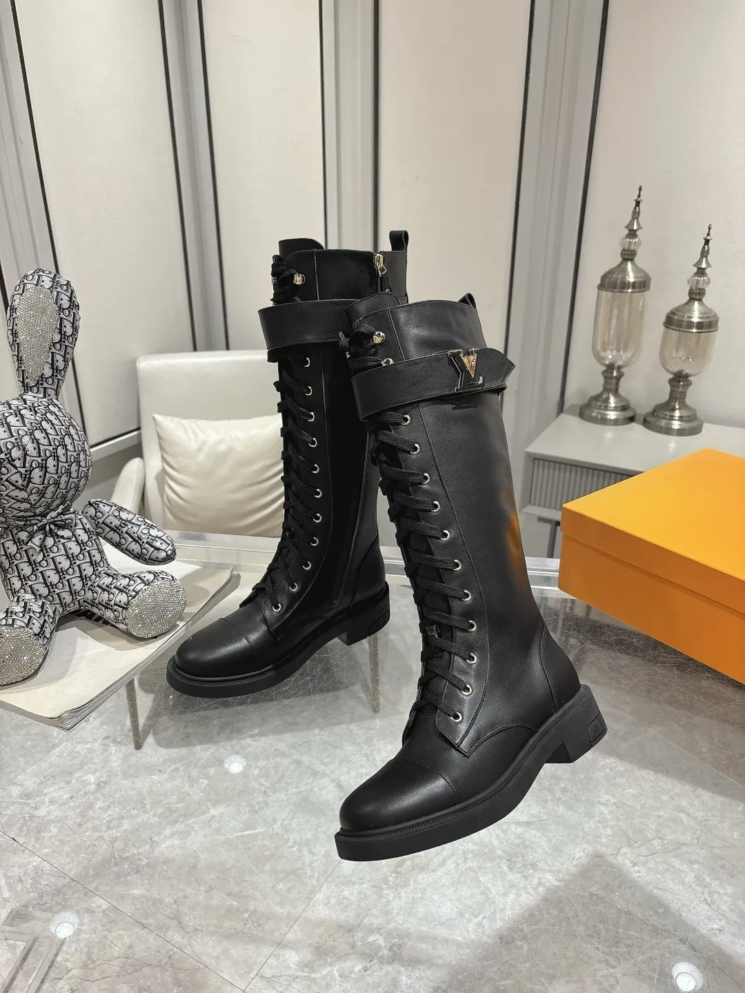 👟👟Ex-factory price 720👟👟 Louis Vuitton Louis Vuitton 2024 autumn and winter high-end customization, catwalk style of major celebrity Internet celebrities, century-old classic, exquisite craftsmanship, comfortable on the feet, side zipper design for easy putting on and taking off. This Citizen flat boots are made of smooth cow leather to demonstrate military style, and the adjustable strap embellished with the LV Capucines logo pays tribute to the Capucines handbag. The LV monogram embossed on the heel subtly echoes the Lozine trim of Louis Vuitton’s traditional trunks. Fabric: Full-grain cowhide Lining: Cowhide Buckle: Original molded outsole Original molded Color: Black Brown Code number 36 to 40 (41 to 42 can be customized and non-refundable) Bosses are welcome to make orders